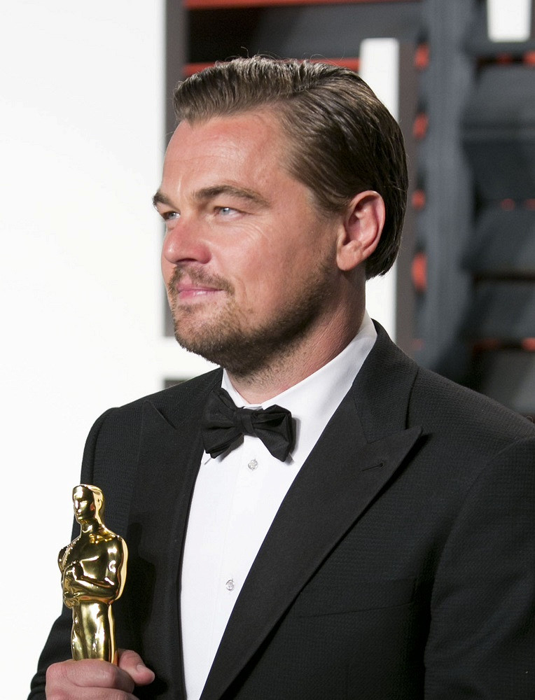 Леонардо ди каприо получает оскар. Леонардо ди каприо оскар. Сколько оскаров у ди. Сколько оскаров у ди. Леонардо ди каприо на премии оскар.