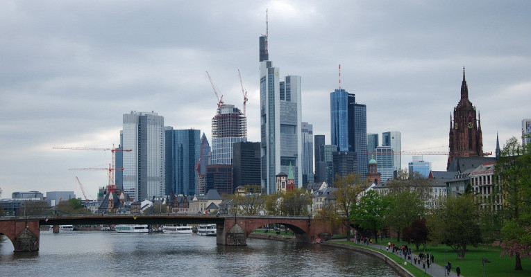 Франкфурт русском языке. Франкфурт-на-Майне. Франкфурт на Майне банк. Frankfurt am main достопримечательности. Frankfurt am main достопримечательность мост.