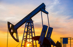 Падение цен и санкции тормозят нефтяников