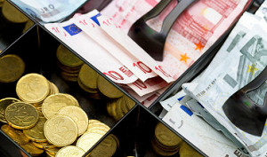 Официальный курс евро на среду опустился до 80,72 руб.