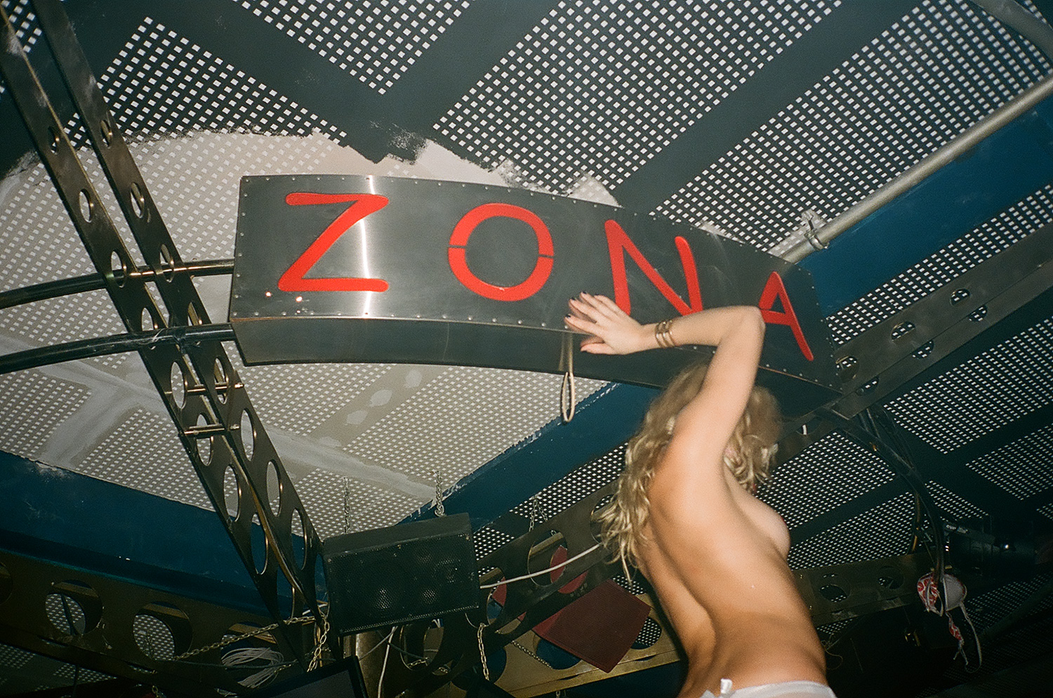 В клубе Zona обнаженные девушки — такая же привычная деталь интерьера, как стол или шкаф
