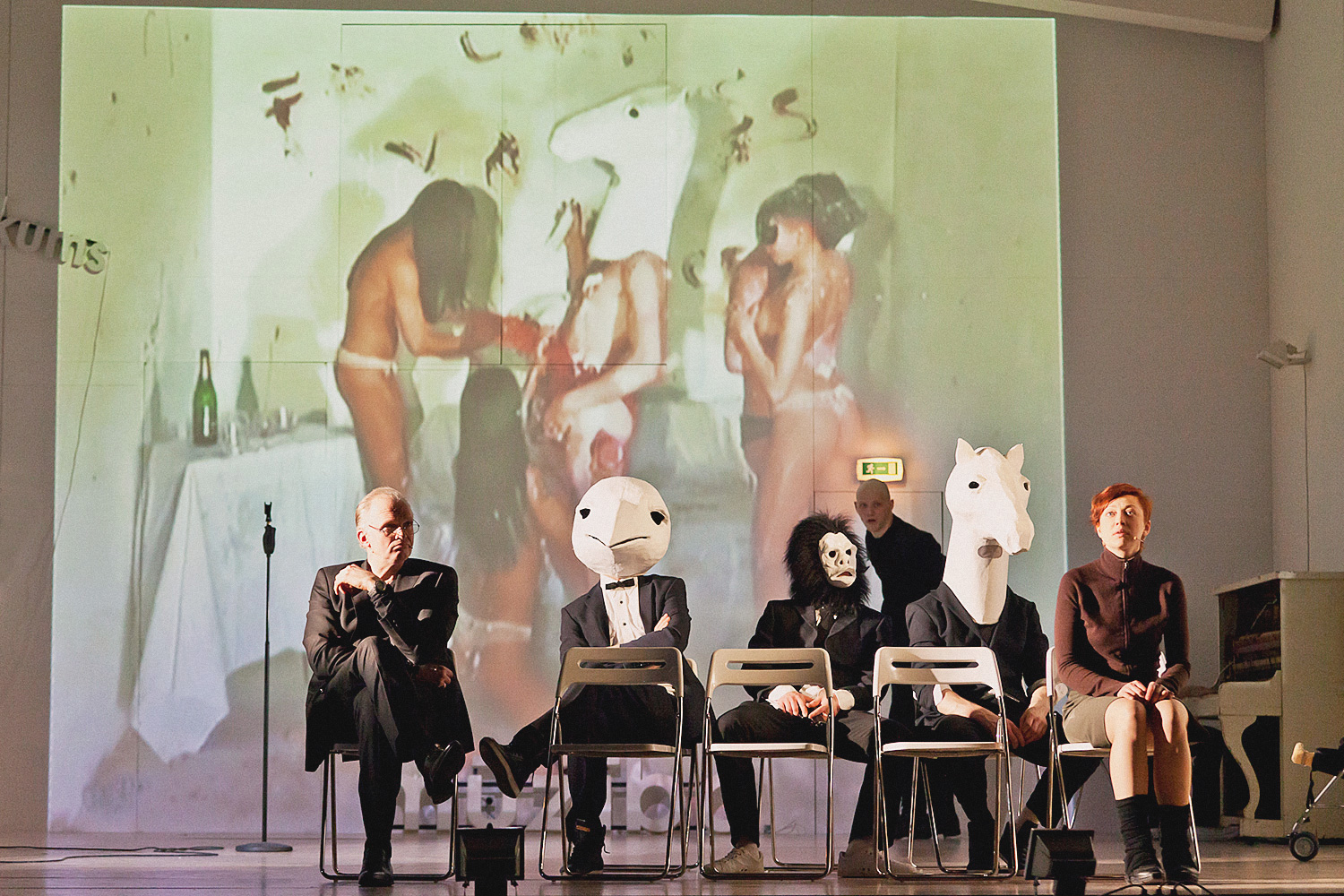 В «Войцеке» в постановке Кирилла Серебренникова место действия перенесено из захолустного немецкого городка в галерею современного искусства — некоторые персонажи расхаживают в звериных масках на фоне видеопроекции