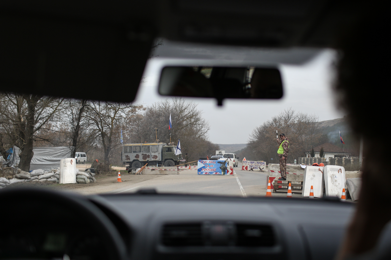 Импровизированный блокпост на въезде в Севастополь