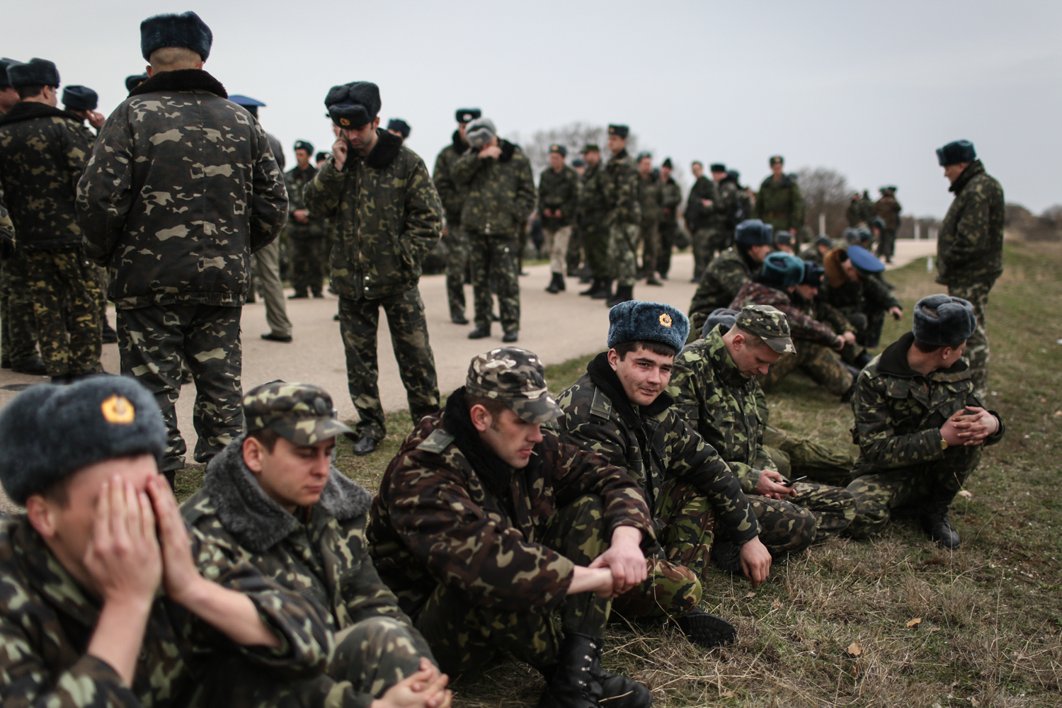 Безоружные офицеры авиационной базы Бельбек отдыхают после инцидента с российскими войсками