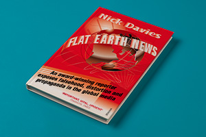 «Новости плоской земли» — книга Ника Дэвиса о кризисе современной журналистики.
