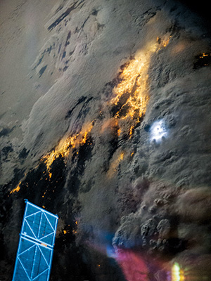 Вид на ночную Южную Калифорнию с космического корабля. Белое пятно справа — первый признак приближающегося утра