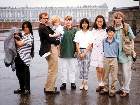 Семья Аллена и Фэрроу на отдыхе в Петербурге в 1987 году. Вуди держит на руках Дилан, Мозес стоит справа, рядом с Мией