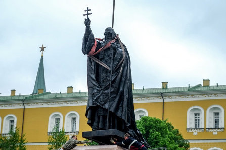 Памятник патриарху Гермогену рядом с Кремлем