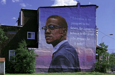 Малкольм Икс, американский борец за права темнокожих, на стене дома в Филадельфии