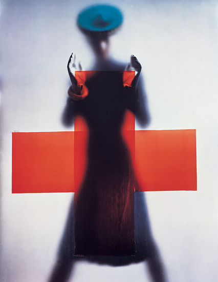 «А ты сделал вклад для Красного Креста?» 
Фотография, сделанная Эрвином Блюменфельдом для обложки американского Vogue в 1945 году. 