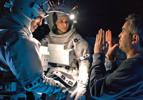 Альфонсо Куарон, Сандра Баллок и Джордж Клуни во время съемок «Гравитации»