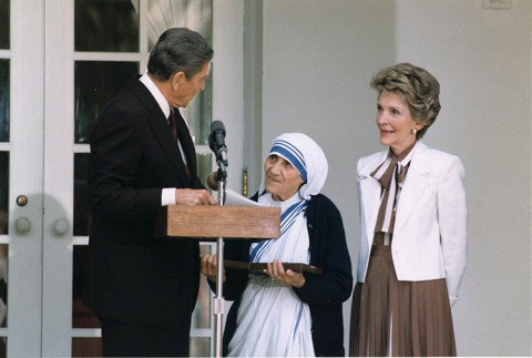 Рональд Рейган вручает Терезе Президенсткую медаль Свободы