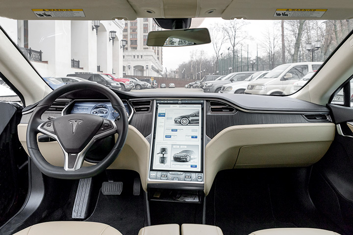 Панель управления Tesla похожа на ги­гантский iPad, причем не только внешне: компьютер ведет учетные записи для разных водителей и запоминает их настройки: положение руля, кресла, зеркал, подвески и так далее