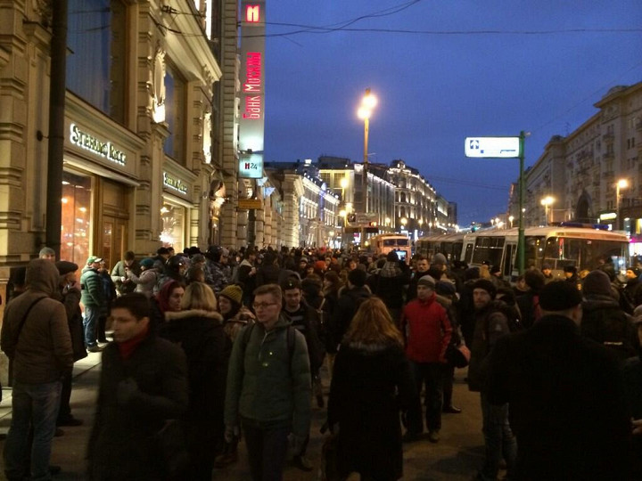 Судя по фотографиям, люди собираются на Тверской со стороны «Националя»