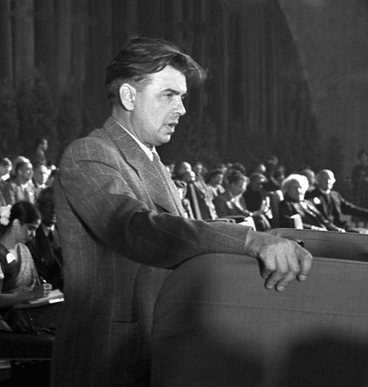 Леонов выступает на Конгрессе деятелей науки и культуры в защиту мира в 1948 году
