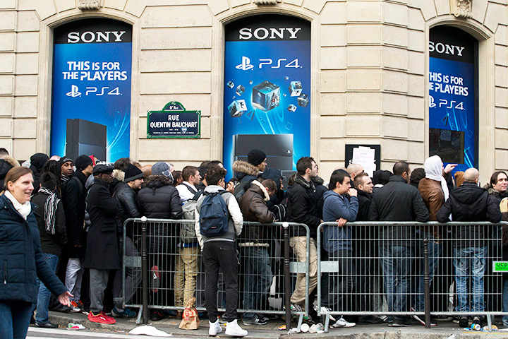 Очереди за PS4 в Париже