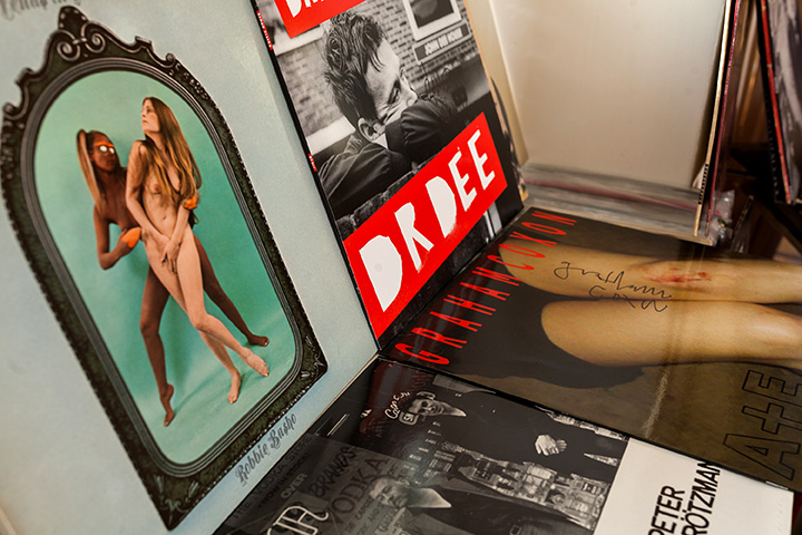 Слева: альбом американского гитариста Робби Башо «Venus in Cancer», 1969 год. Справа: альбом Деймона Албарна «Dr. Dee», 2012 год