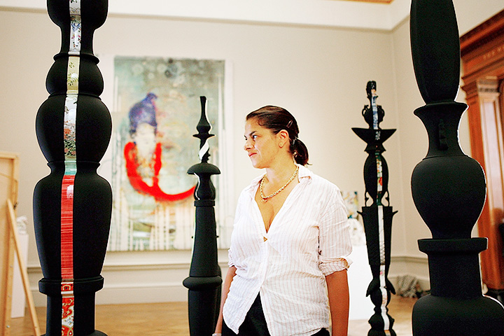 Куратор выставки в Royal Academy Трейси Эмин на фоне работ «Кристина», «Пантея», «Зеновия», «Семирамида» и «Гвиневра» Татьяны Эчеверри Фернандес