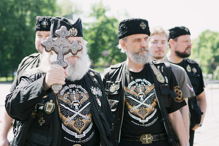 Отряд православных хоругвеносцев во главе с Леонидом Симоновичем-Никшичем (слева)
