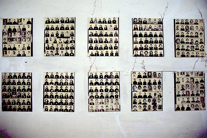 Портреты жертв геноцида в музее Туол Сленг