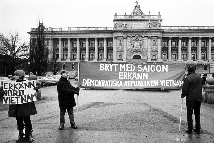 Демонстрация у шведского парламента в 1963 году с требованием признания Демократической Республики Вьетнам