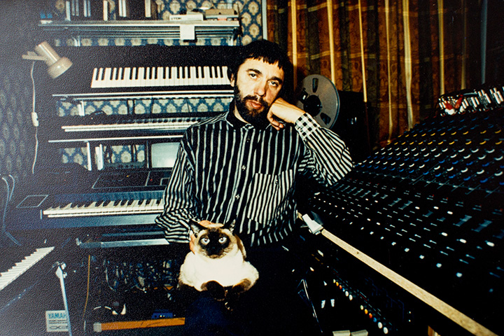 Артемьев в домашней студии с котом Диккенсом, начало 80-х