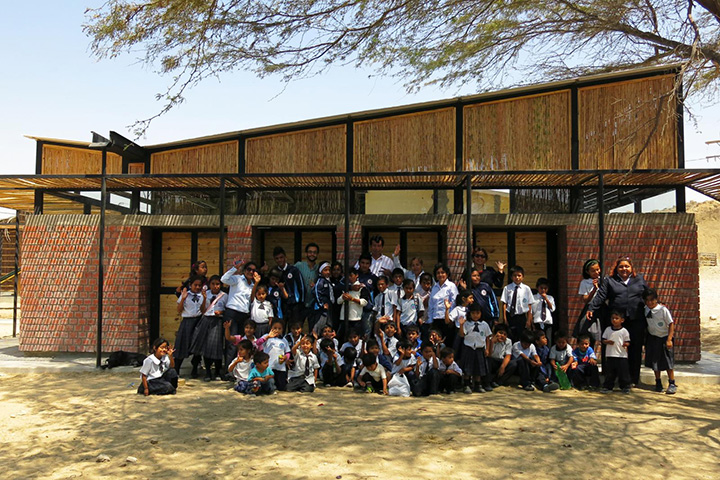 Школа Santa Elena de Piedritas – единственная в перуанском городе Талара, – которую сейчас расширяет и перестраивает организация Architecture for Humanity