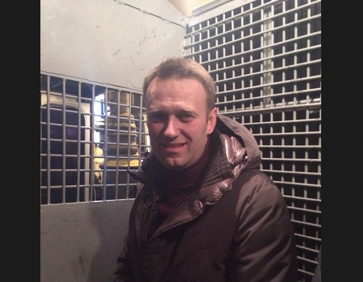 Алексей Навальный с виноватым видом сидит в автозаке. Как и многие другие, не в первый раз за день