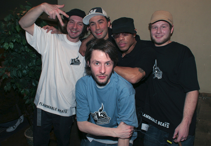 Flammable Beats вместе с G.U.R.U. закулисами клуба «Б2». 2007 г. 
