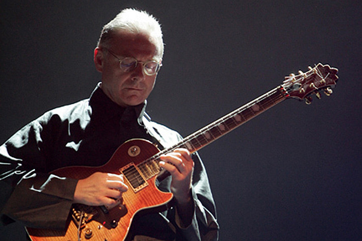 Роберт Фрипп привычно провел весь московский концерт в полутьме, но адептам King Crimson этого было более чем достаточно