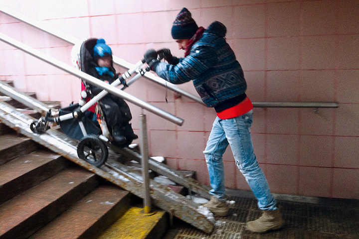 Без коляски с 20-килограммовым спящим мальчиком в зим­ней одежде гулять по Москве очень тяжело. С коляской — тоже очень тяжело