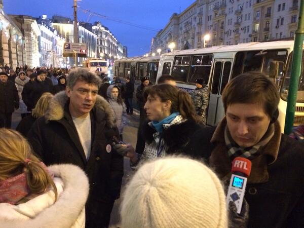 На Тверской замечены Немцов и Гудков-младший, который тут же начали раздавать интервью. Илью Яшина, также появившегося где-то поблизости, тут же задержали