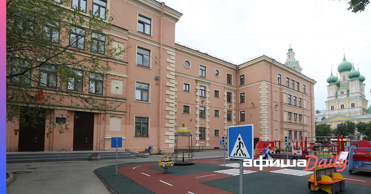 Стрелка васильевского острова. Васильевский остров 12 шагов женщина лектор. Английский детский сад васильевский остров. Васильевский остров прогулки. Дети васильевского острова.