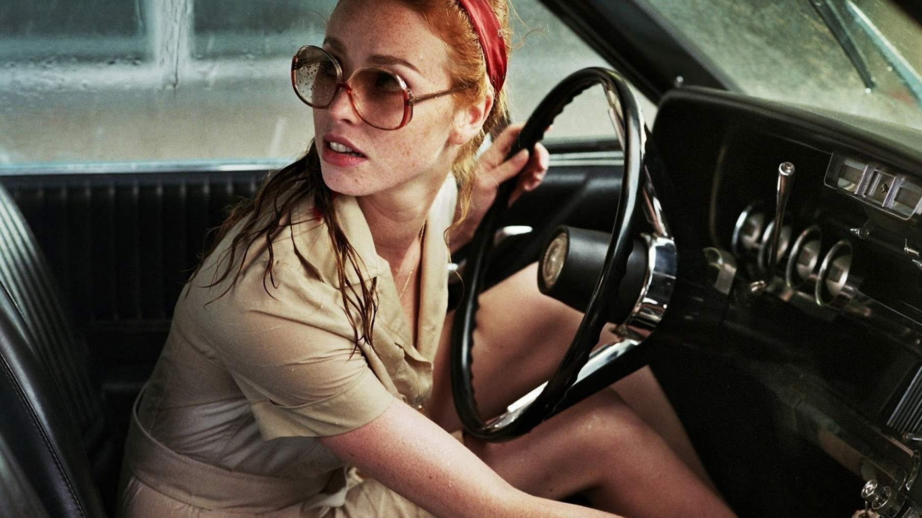 Фрейя Мавор дама в очках и с ружьем в автомобиле