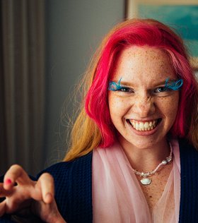 Онлайн-премьеры недели: новая «Американская история ужасов», «Периферийные устройства», «Алиса не может ждать»