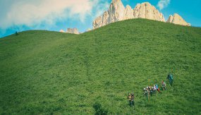 семейный поход выходного дня с детьми с палатками. Смотреть фото семейный поход выходного дня с детьми с палатками. Смотреть картинку семейный поход выходного дня с детьми с палатками. Картинка про семейный поход выходного дня с детьми с палатками. Фото семейный поход выходного дня с детьми с палатками