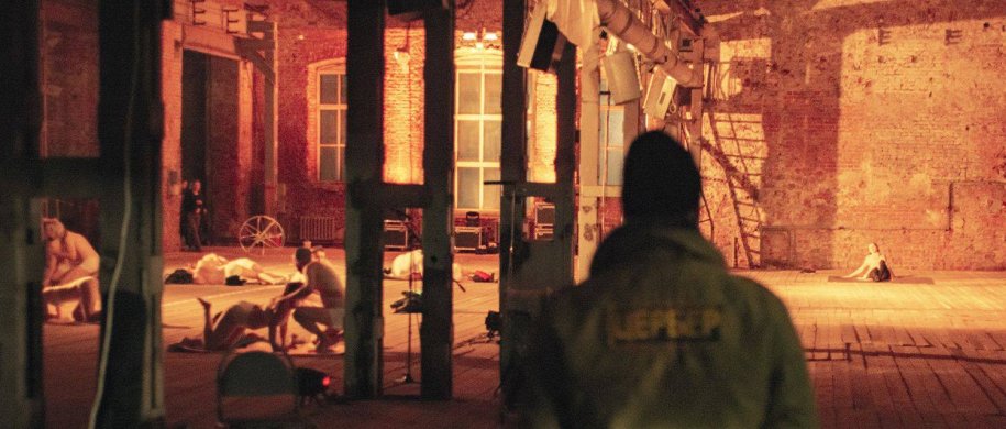 «План был не срежиссировать спектакль, а срежиссировать людей»: перформеры «Мазэраши» о «переворачивающем» опыте в Перми