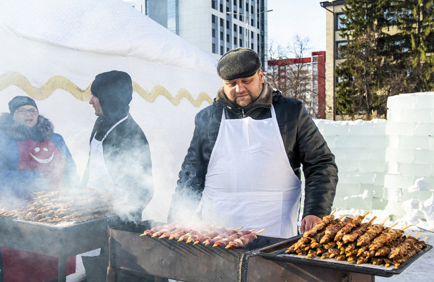 Россиянам напомнили, как правильно жарить шашлык