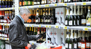Минпромторг исключил водку и сигареты из продуктовых карточек