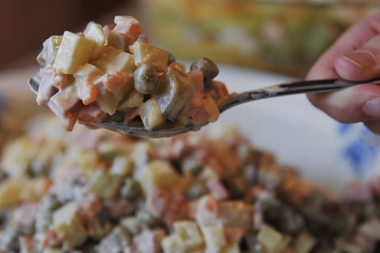 Роспотребнадзор предупредил о риске отравления салатами