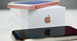 Прибыль и выручка Apple опять упали
