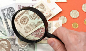 Рубль слегка укрепляется на дорогой нефти и надеждах на мир