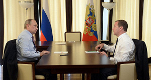 Путин предложил Медведеву подумать над мерами по укреплению рубля