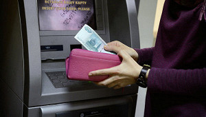 Банки в кризис экономят на персонале, но не на зарплатах