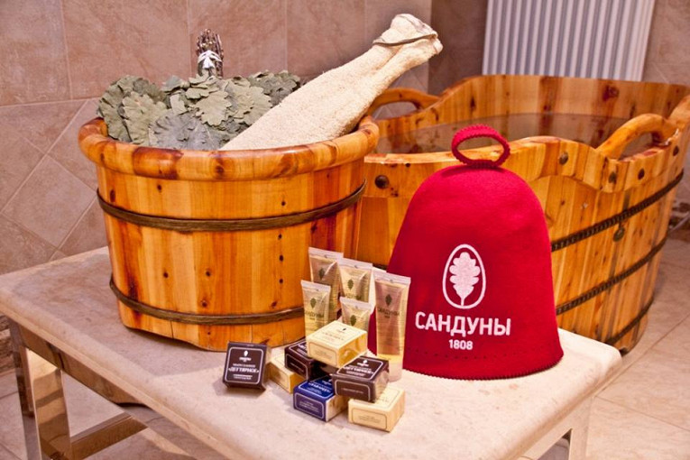 Сандуны баня новосибирск. Банный комплекс Сандуны Москва. Сандуны шапка. Банная шапка Сандуны. Сандуны Новосибирск.
